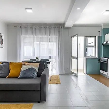 Bright Lindo Vale Apartment Porto